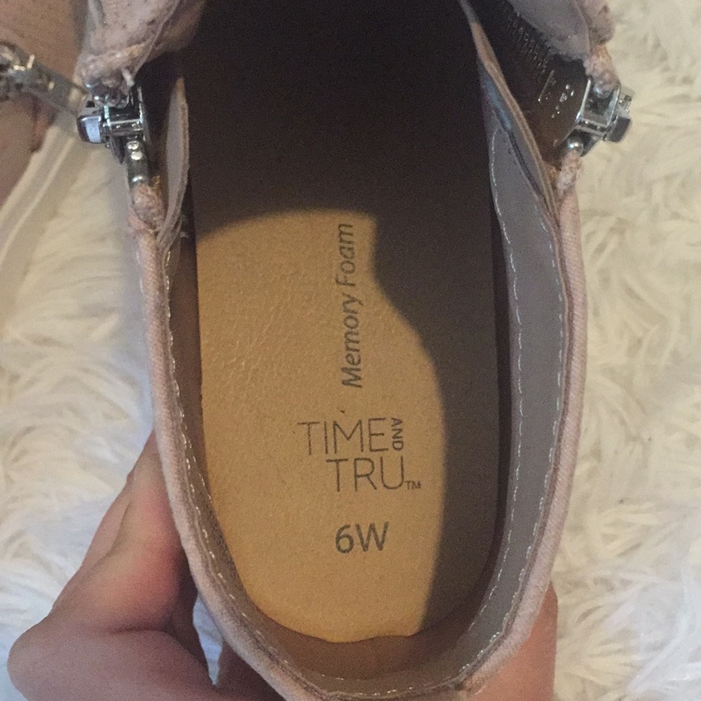 Shoes - Picture 4 of 6